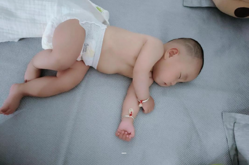 阿拉尔几个月宝宝可以竖抱